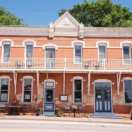 The Burlington Hotel & Bar - Alma Wi Εξωτερικό φωτογραφία