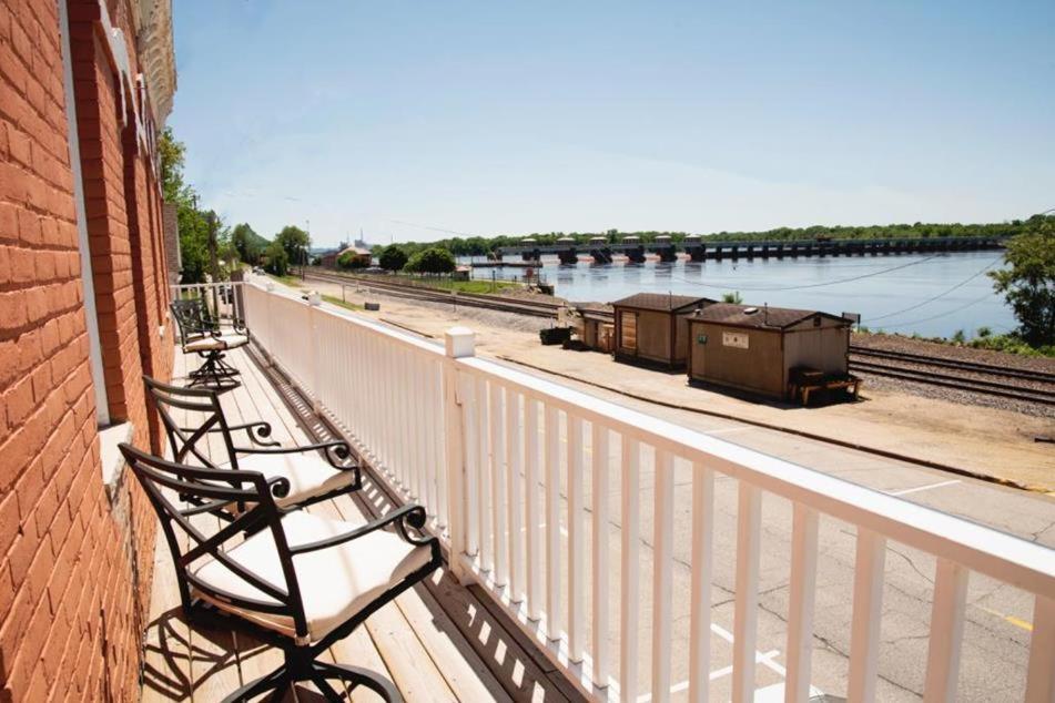 The Burlington Hotel & Bar - Alma Wi Εξωτερικό φωτογραφία